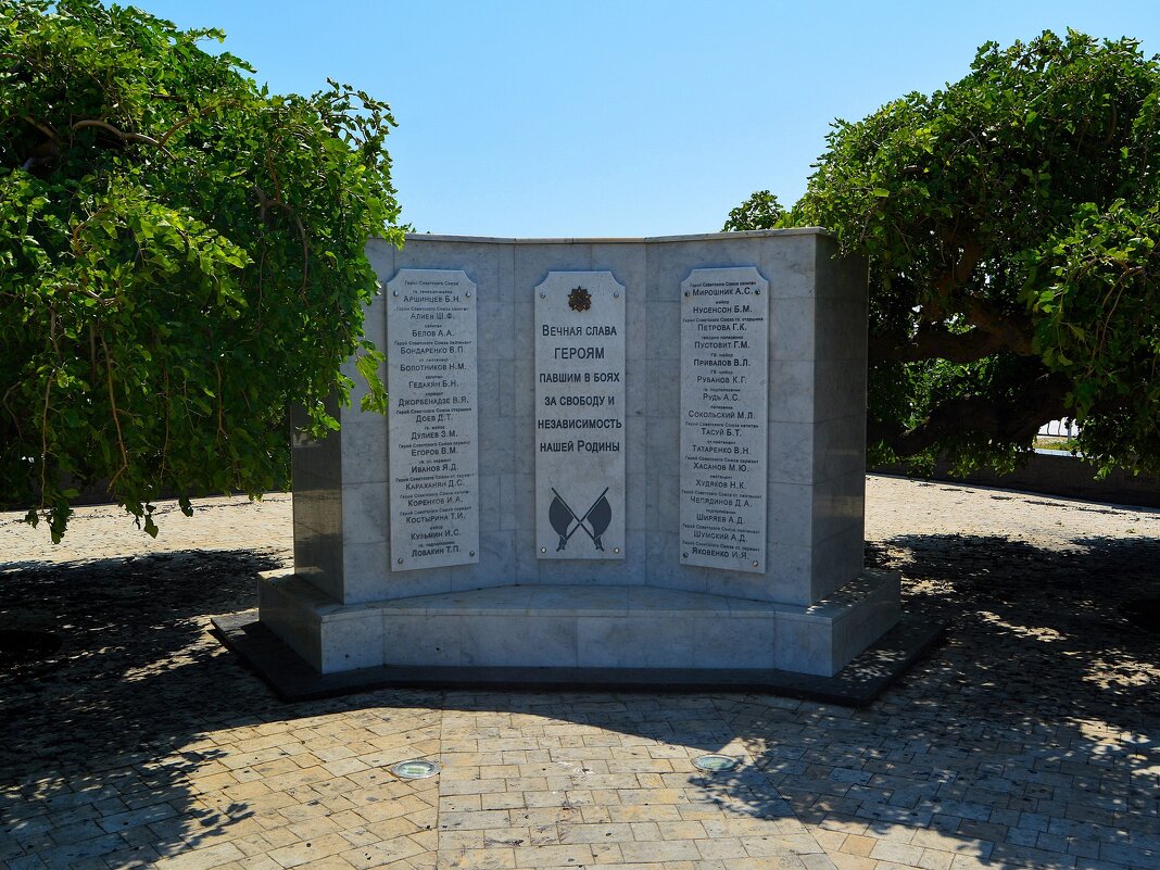 Керчь. Стела "Вечная Слава Героям. - Пётр Чернега