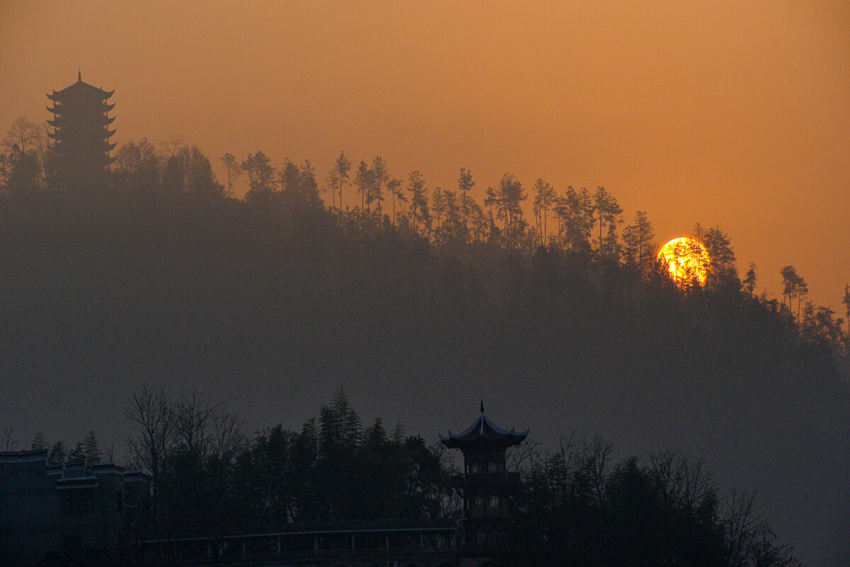 Восход солнца в г. Фенхуан - Георгий А