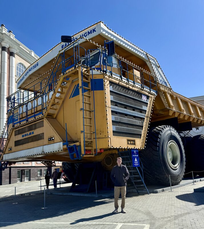 Гигант среди машин. - Сергей Адигамов