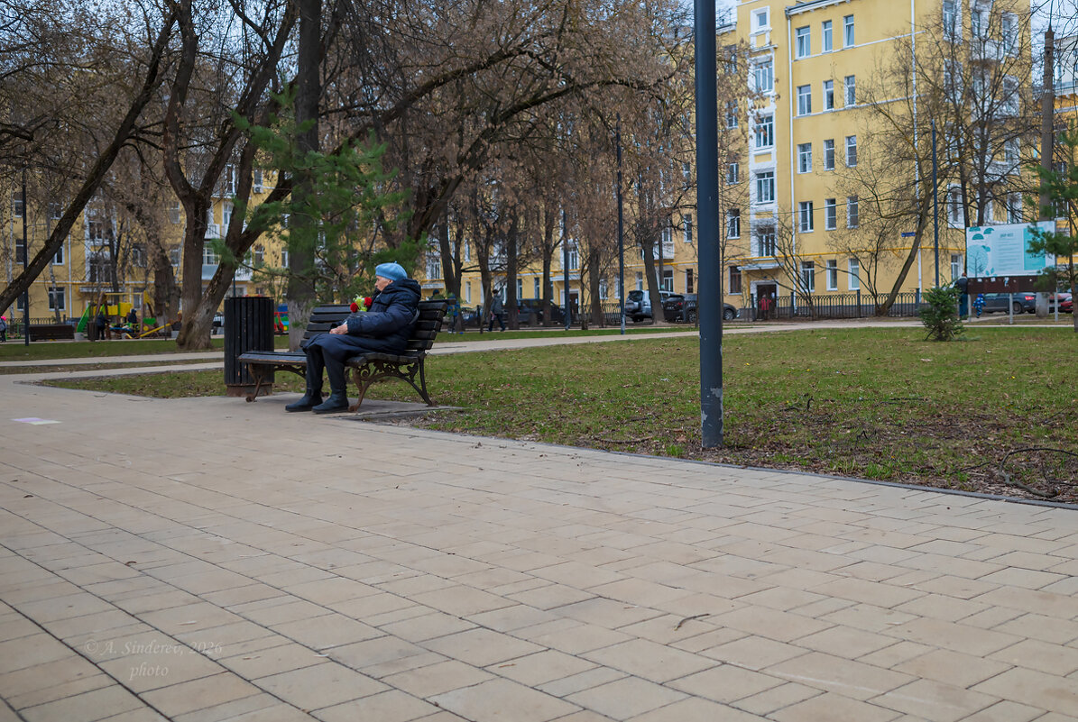 На скамейке в сквере - Александр Синдерёв
