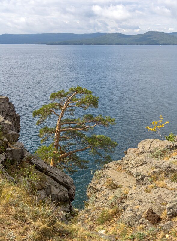 На берегу озера Тургояк. - Алексей Трухин