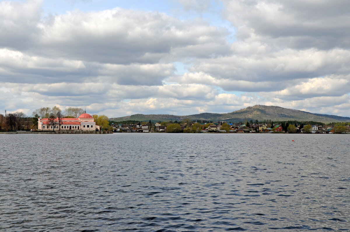 Здание народного дома, на берегу озеру, у подножия уральских гор - Сергей М 
