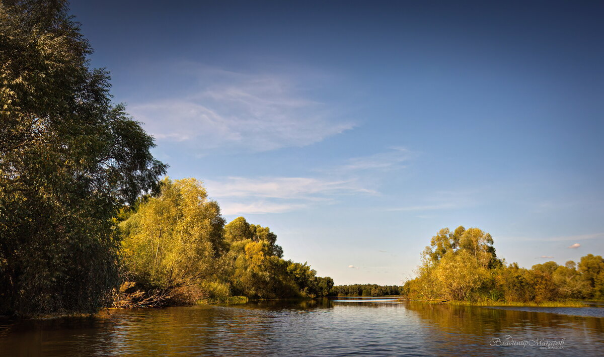 "Высокое небо над протокой. Сентябрь"© - Владимир Макаров