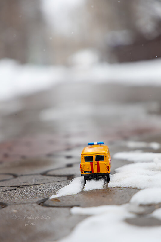 Игрушечный УАЗик на снежной дороге - Александр Синдерёв