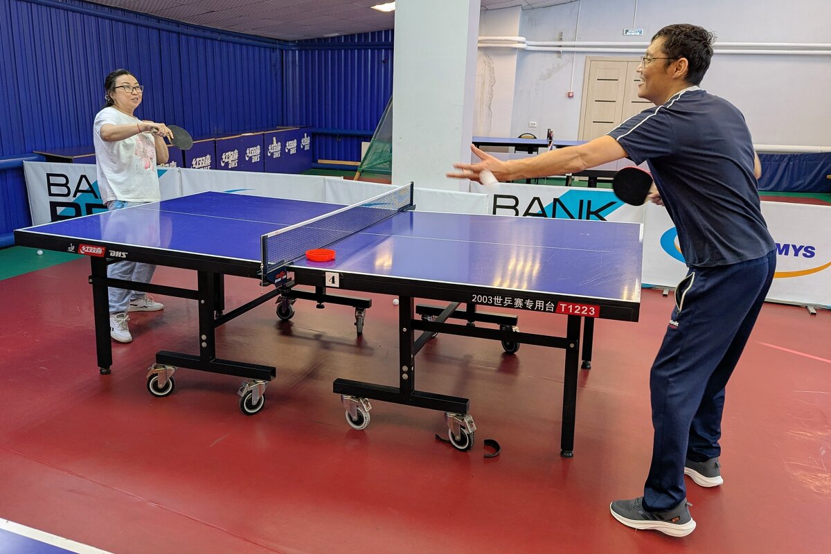 Играют в настольный теннис - Андрей Хлопонин