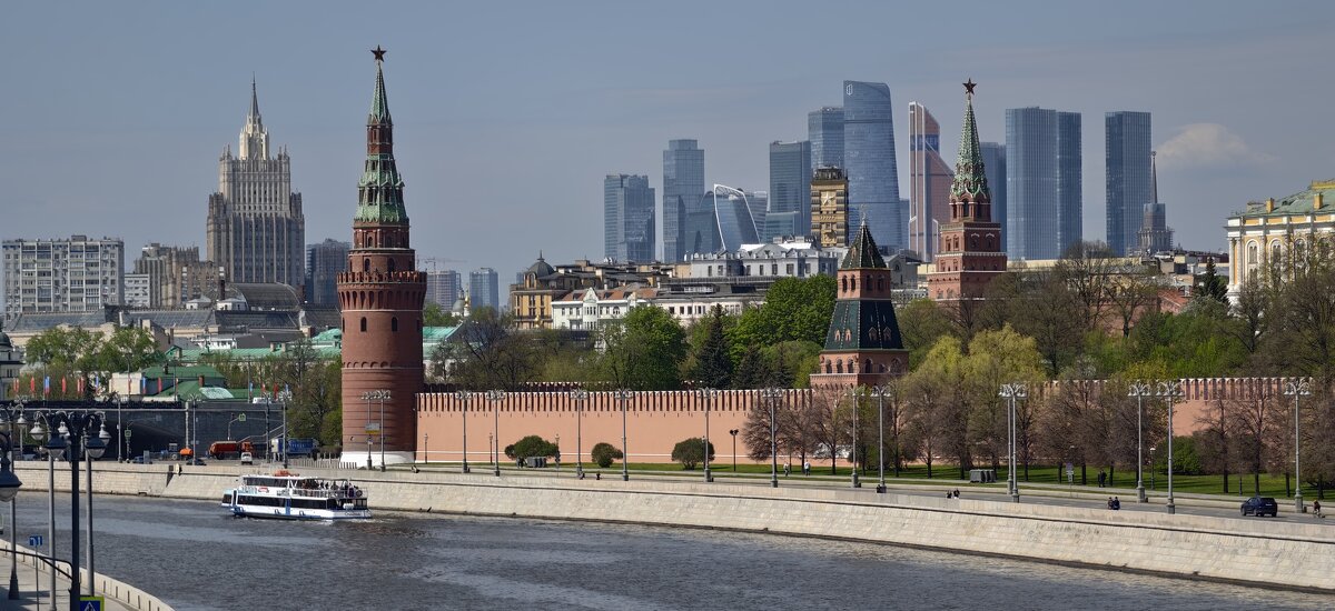 Небоскребы Москва-Сити и башни Московского Кремля - <<< Наташа >>>