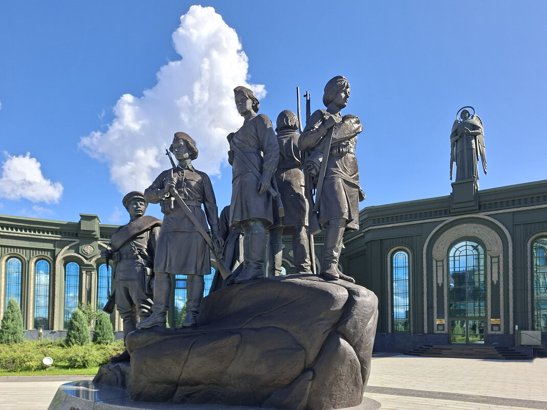 Скульптурная композиция "Подвигу женщин" в Парке "Патриот". - ИРЭН@ . Скульптурная композиция "Подвигу женщин" в Парке "Патриот". - ИРЭН@ .
