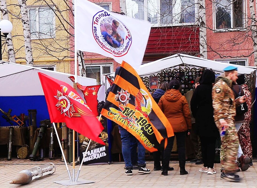 На празднике Победы- с флагами! - Владимир 