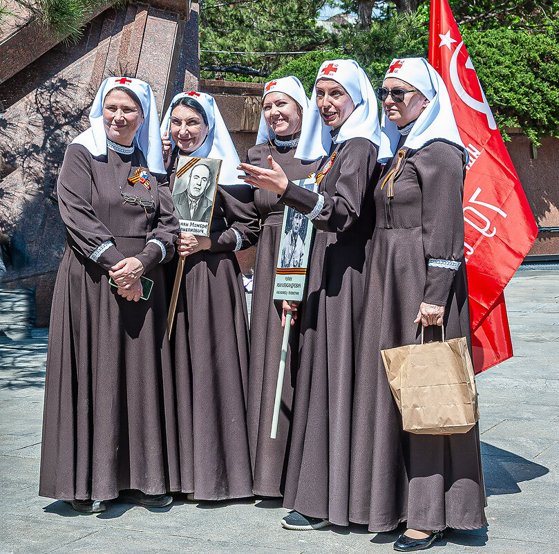 Не зря солдат зовёт её сестрёнкой, Профессия такая – медсестра.! - Варвара 