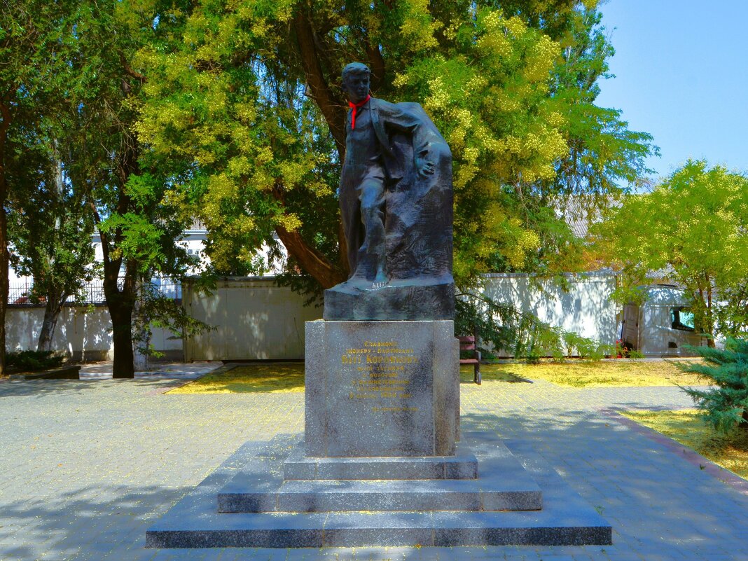Феодосия. Памятник Вите Коробкову. - Пётр Чернега Феодосия. Памятник Вите Коробкову. - Пётр Чернега