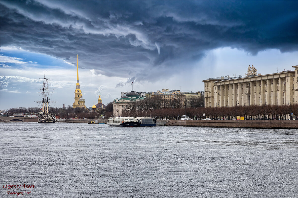 Тучи над городом встали, в воздухе пахнет грозой - Евгений 