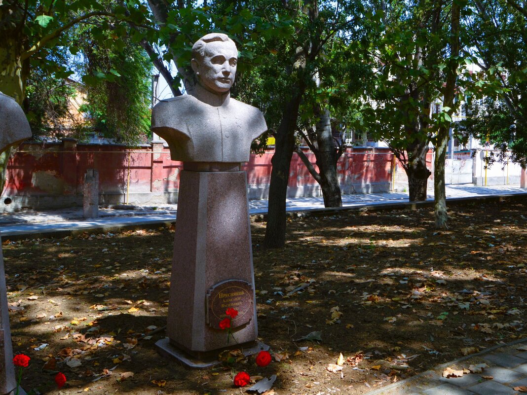 Феодосия. Памятник Александру Васильевичу Преснякову. - Пётр Чернега