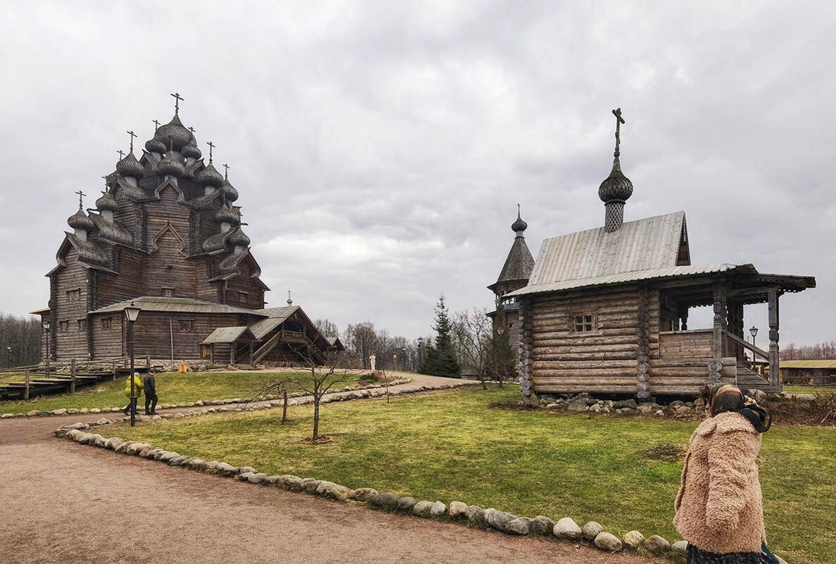 Покровский собор. 25 глав, крытых деревом. - Лилия *