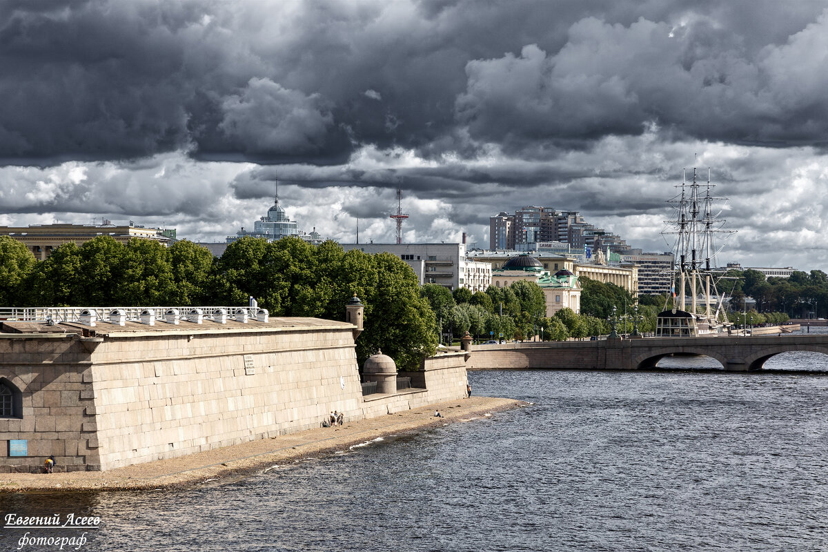 Тучи над городом встали... - Евгений 