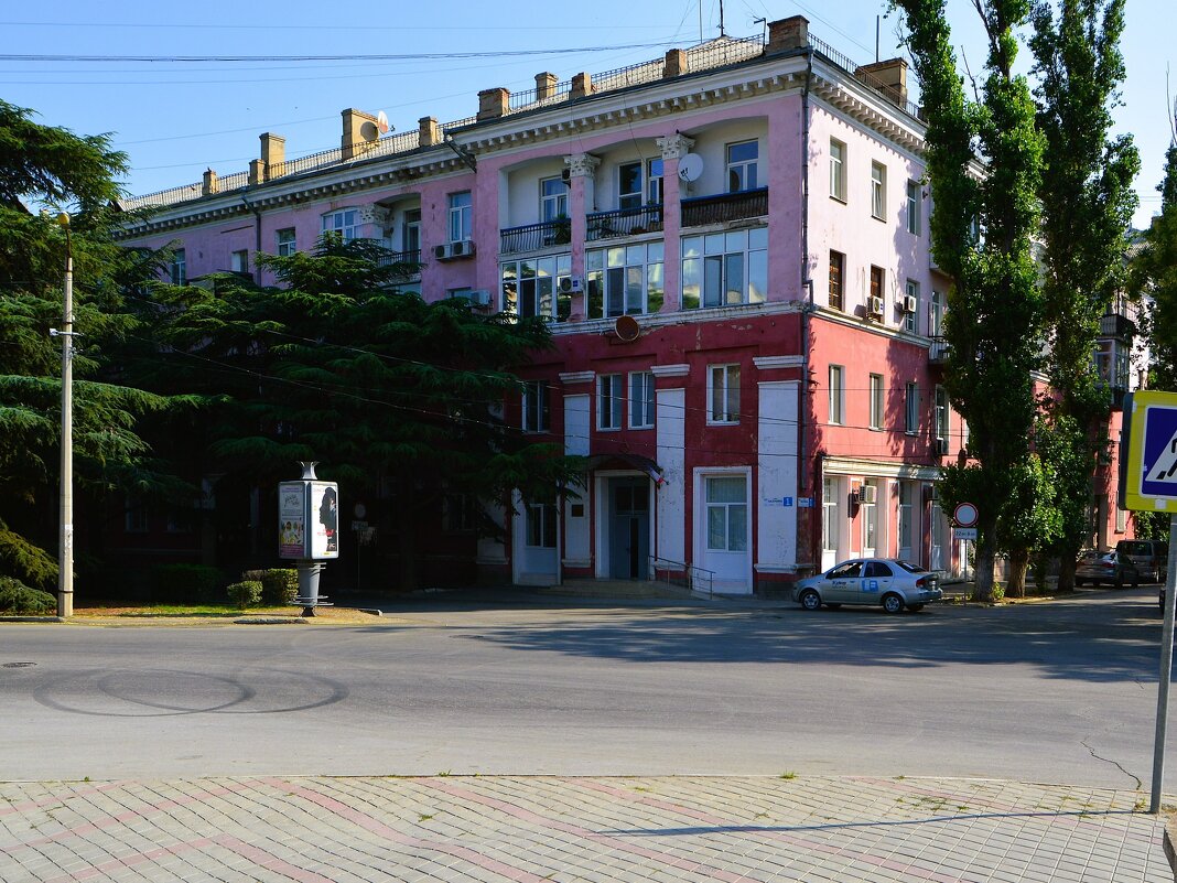 Феодосия. Дом по ул. Назукина 1. - Пётр Чернега Феодосия. Дом по ул. Назукина 1. - Пётр Чернега