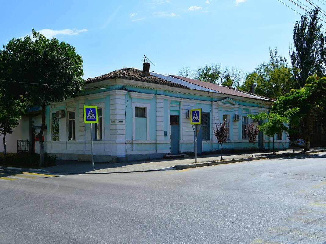 Феодосия. Дом по ул. Революционной 15. - Пётр Чернега