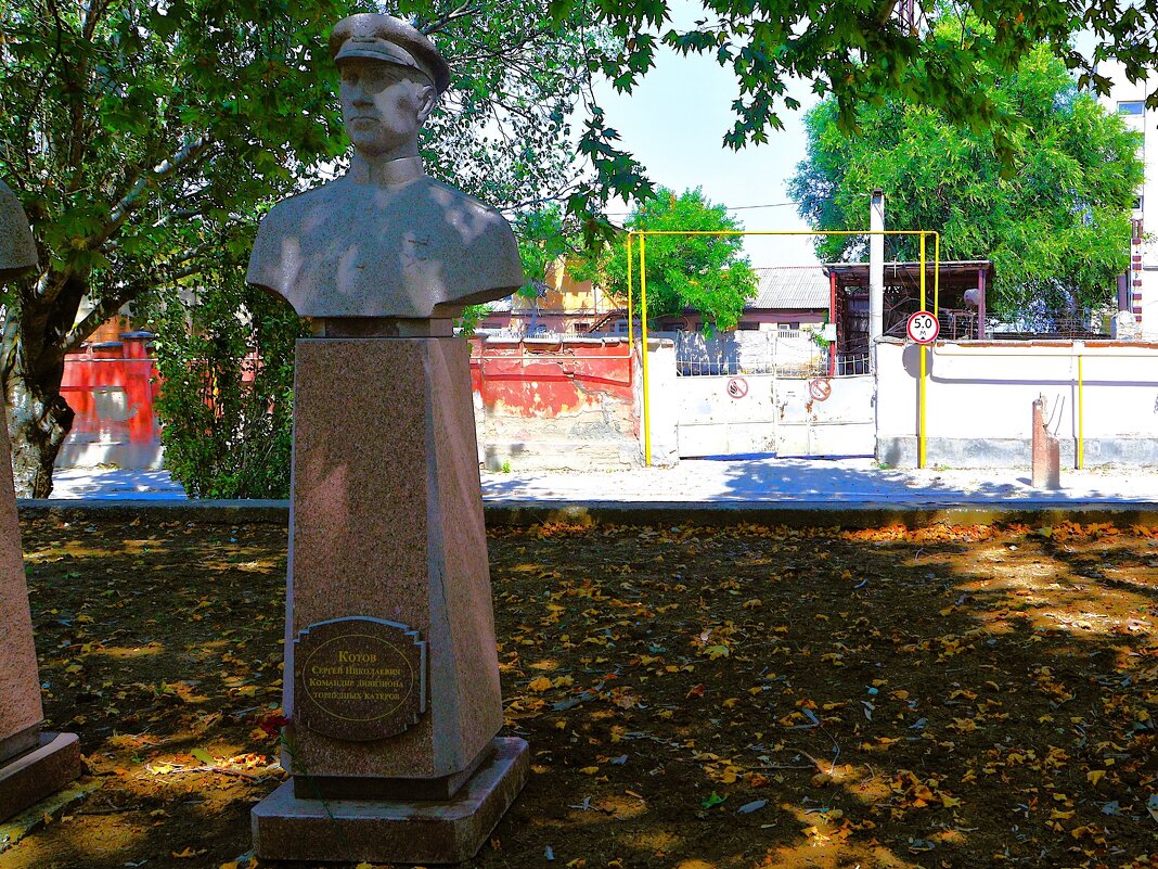 Феодосия. Памятник Сергею Николаевичу Котову. - Пётр Чернега