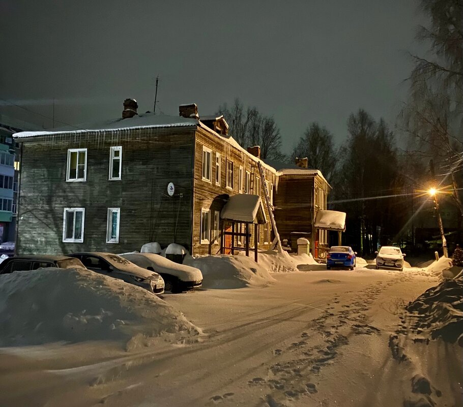 Старый дом. (телефонофото) - Павел Харлин