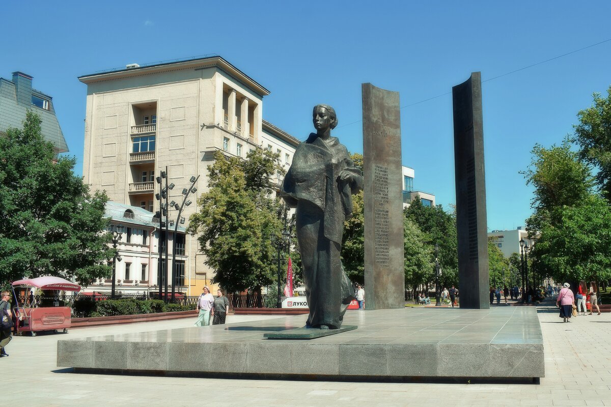 Памятник Надежде Константиновне Крупской на Сретенском бульваре. - Татьяна Помогалова