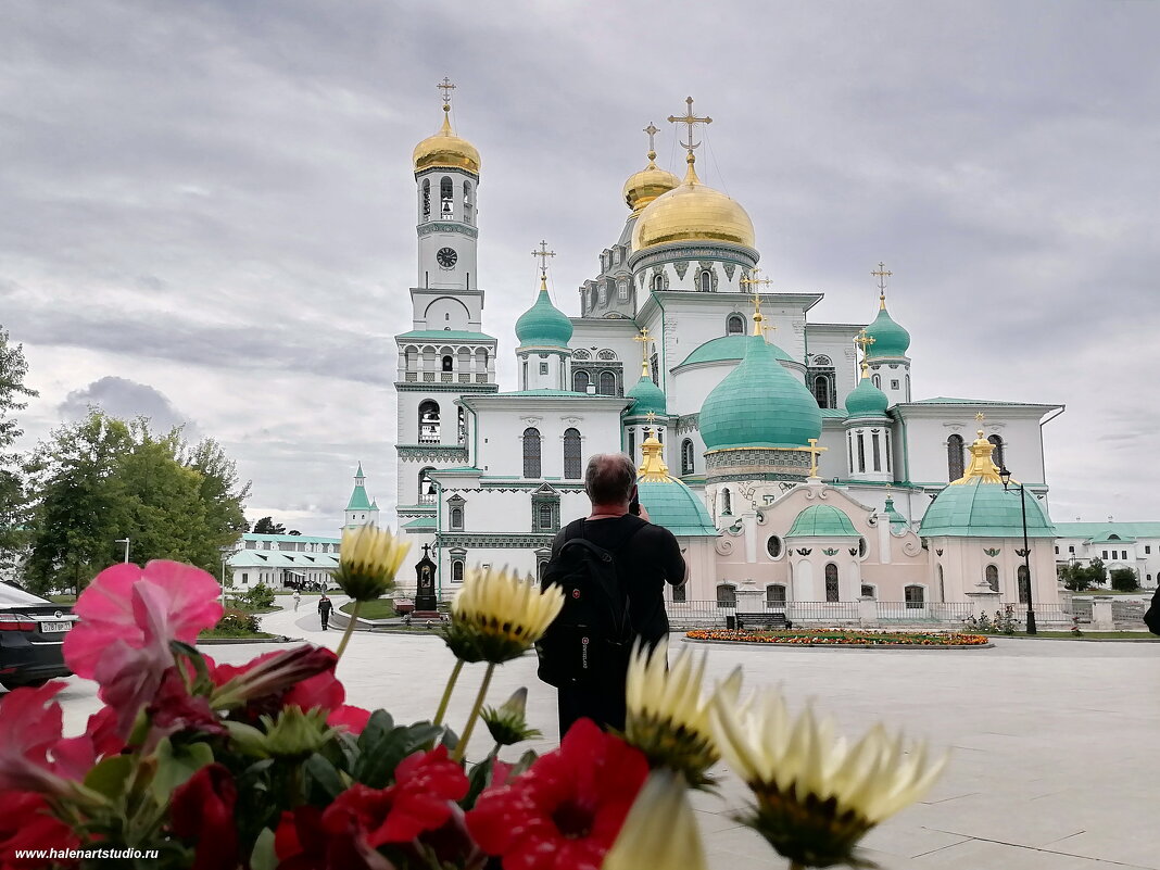 В Монастыре - Игорь Корф