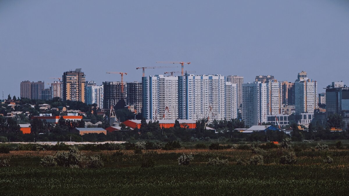 Вид из окна поезда на новостройки Ростова - Мариша Тим Вид из окна поезда на новостройки Ростова - Мариша Тим