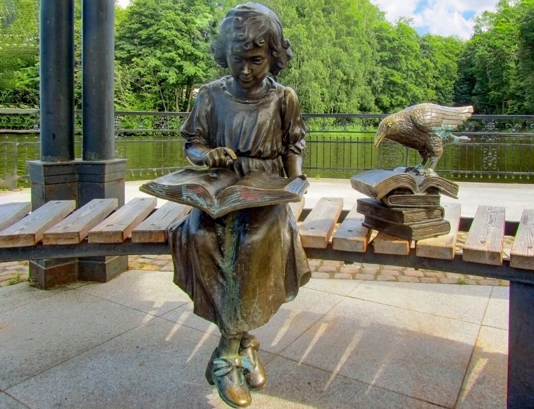 Девочка, читающая книгу - Сергей Карачин