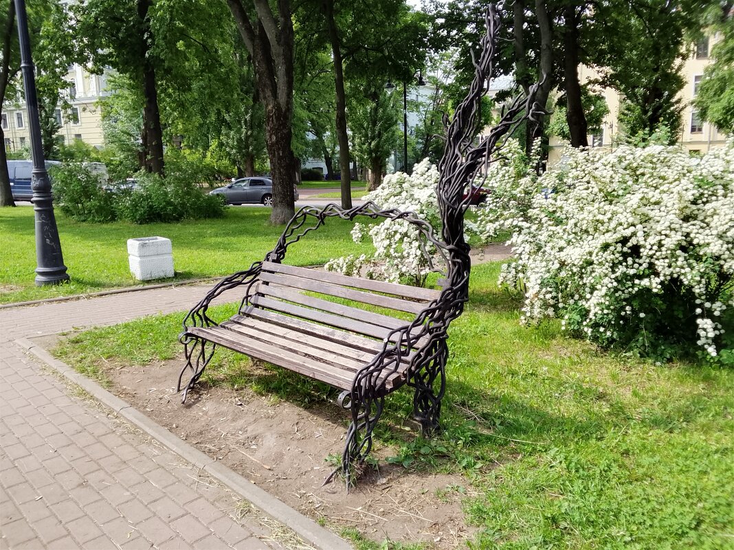 Скамейка в парке у ТЮЗа. - Светлана Калмыкова Скамейка в парке у ТЮЗа. - Светлана Калмыкова