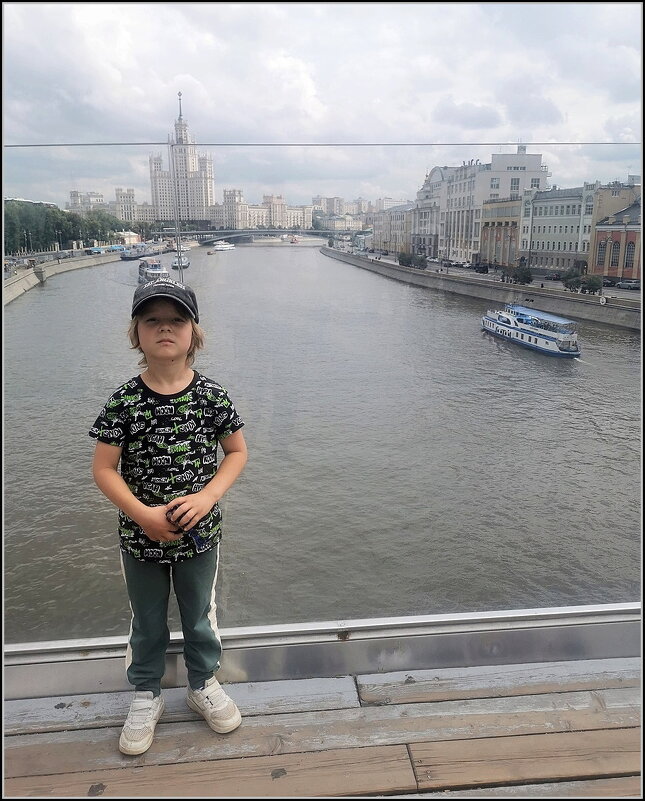 Тимофей на парящем мосту парка "Зарядье" - Ольга Довженко