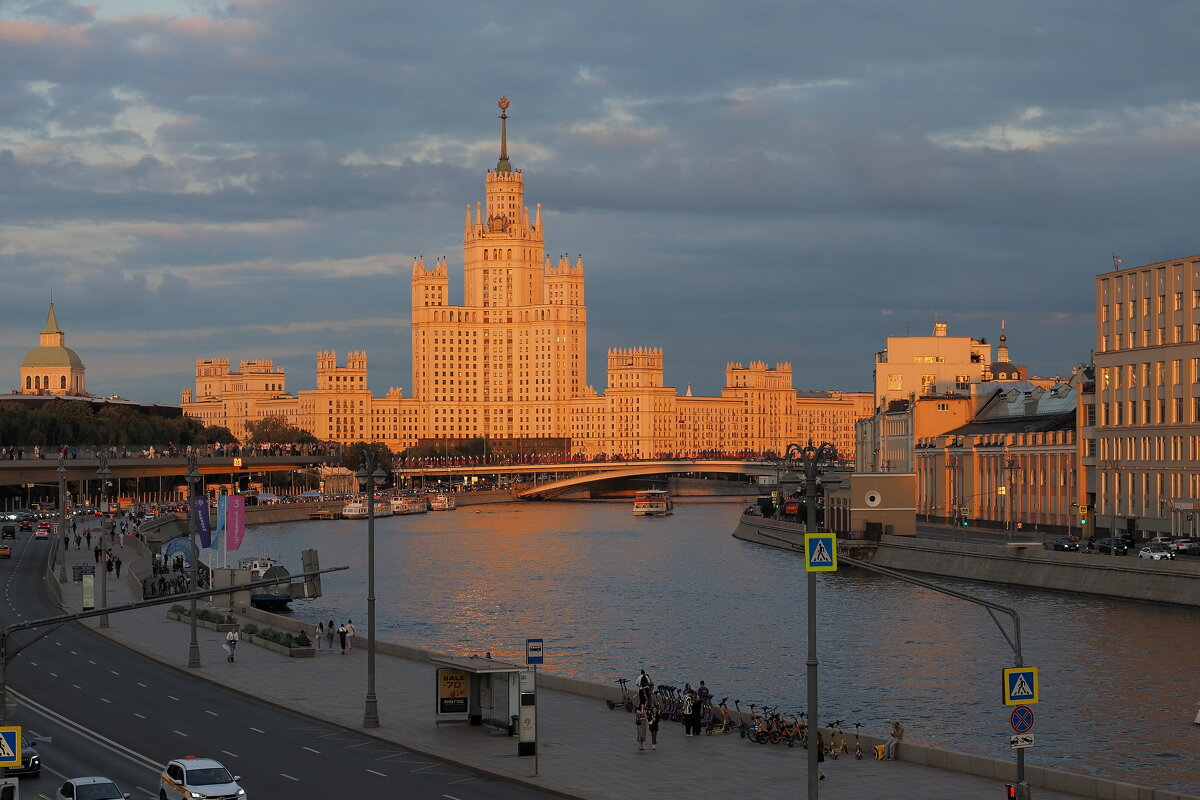 Яркий закат в центре Москвы. - Евгений Седов
