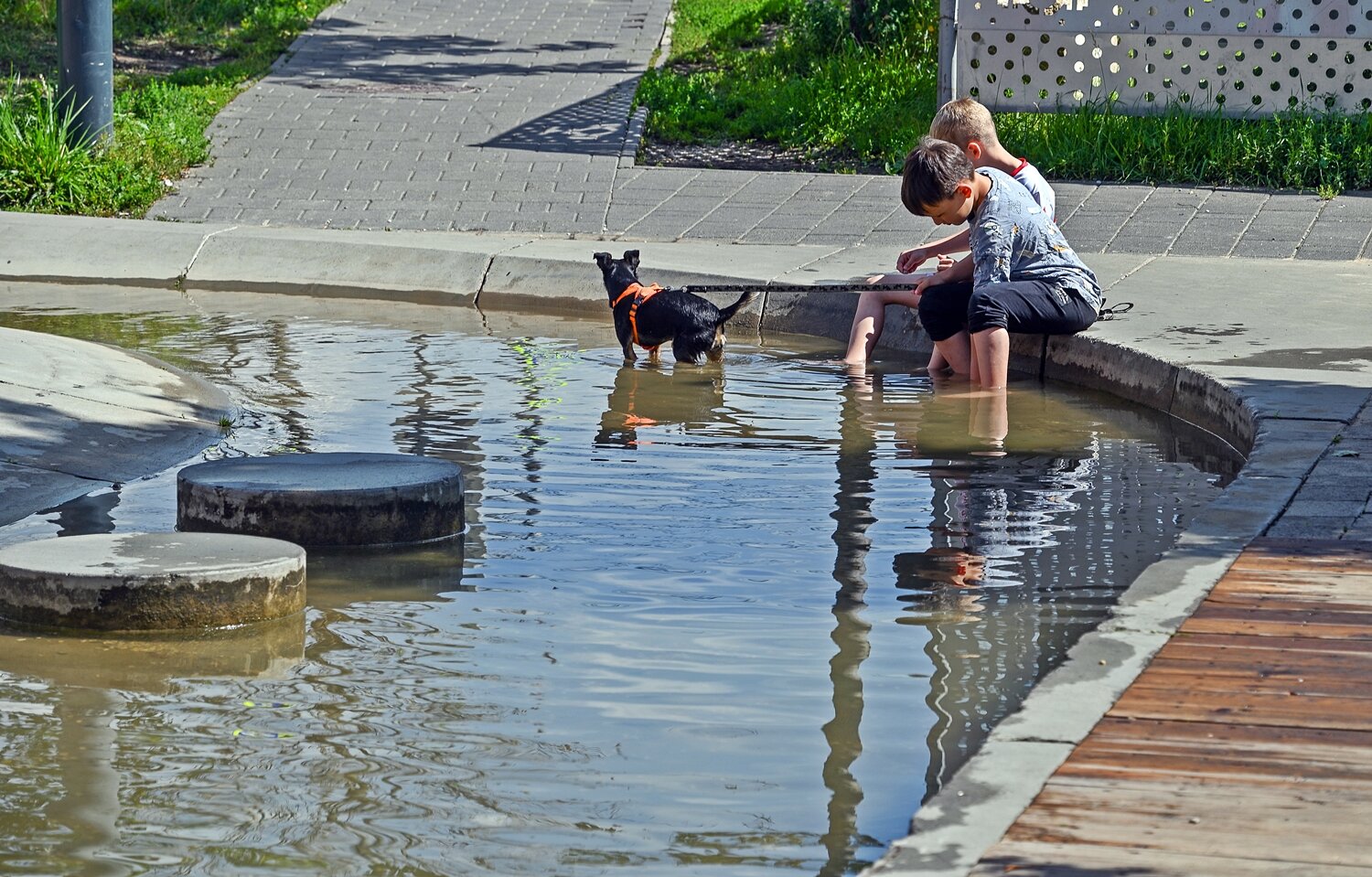 В жару у воды прохладней - Валерий Иванович В жару у воды прохладней - Валерий Иванович