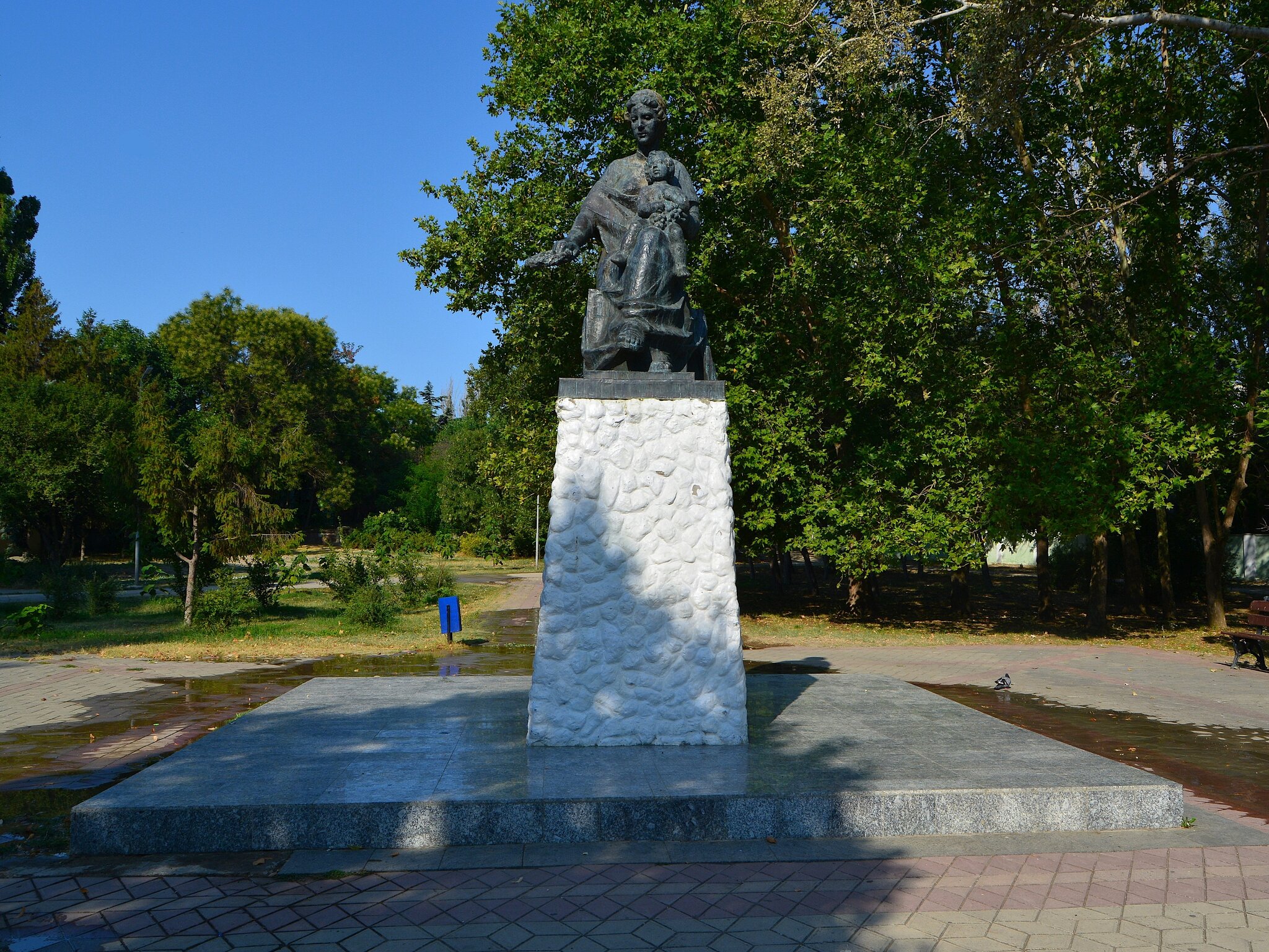 Феодосия. Памятник Матери и ребёнку. :: Пётр Чернега Феодосия. Памятник Матери и ребёнку. :: Пётр Чернега