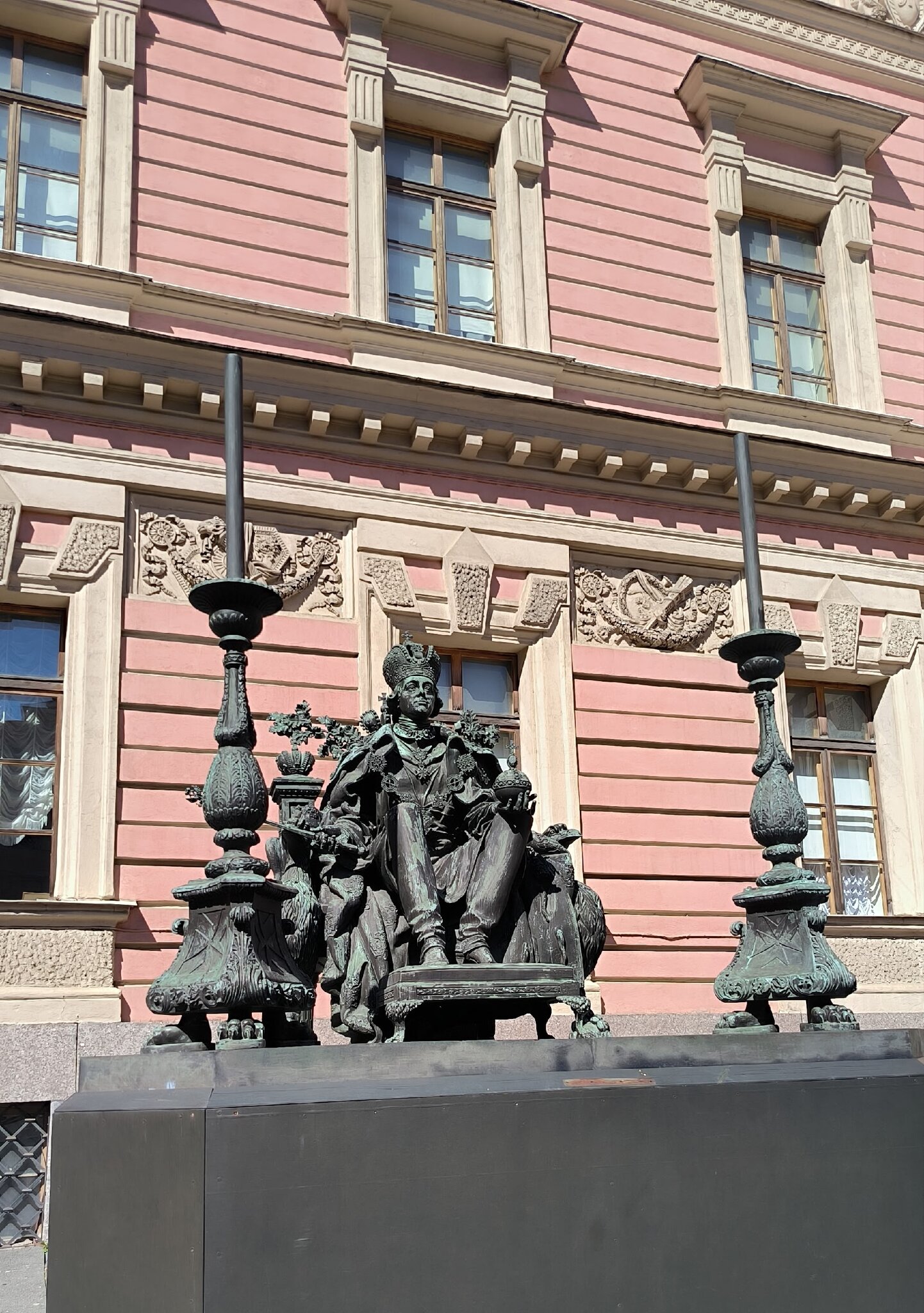 Памятник императору Павлу I во дворе Михайловского замка. :: Ольга Памятник императору Павлу I во дворе Михайловского замка. :: Ольга