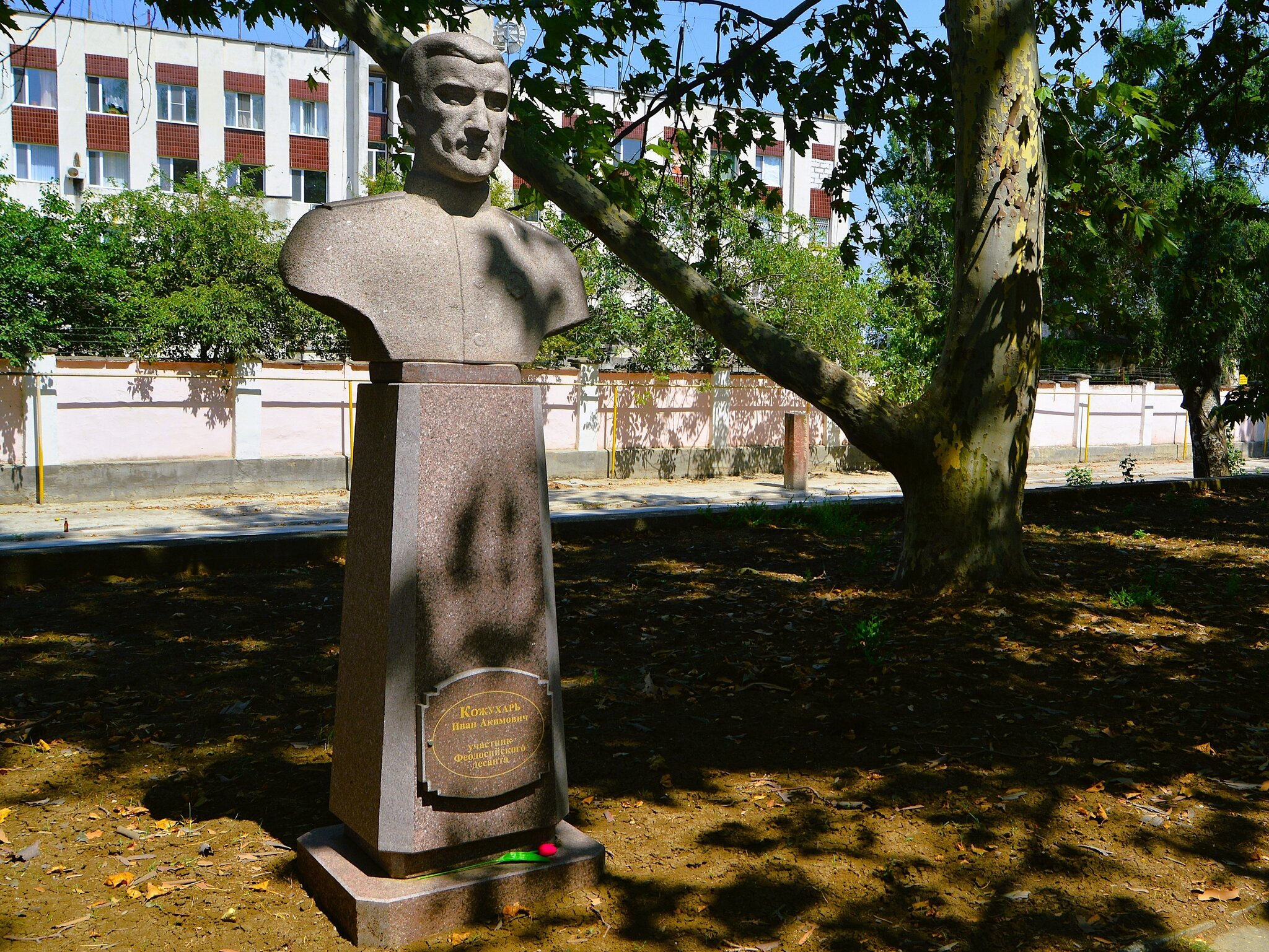 Феодосия. Памятник Ивану Акимовичу Кожухарю. :: Пётр Чернега Феодосия. Памятник Ивану Акимовичу Кожухарю. :: Пётр Чернега