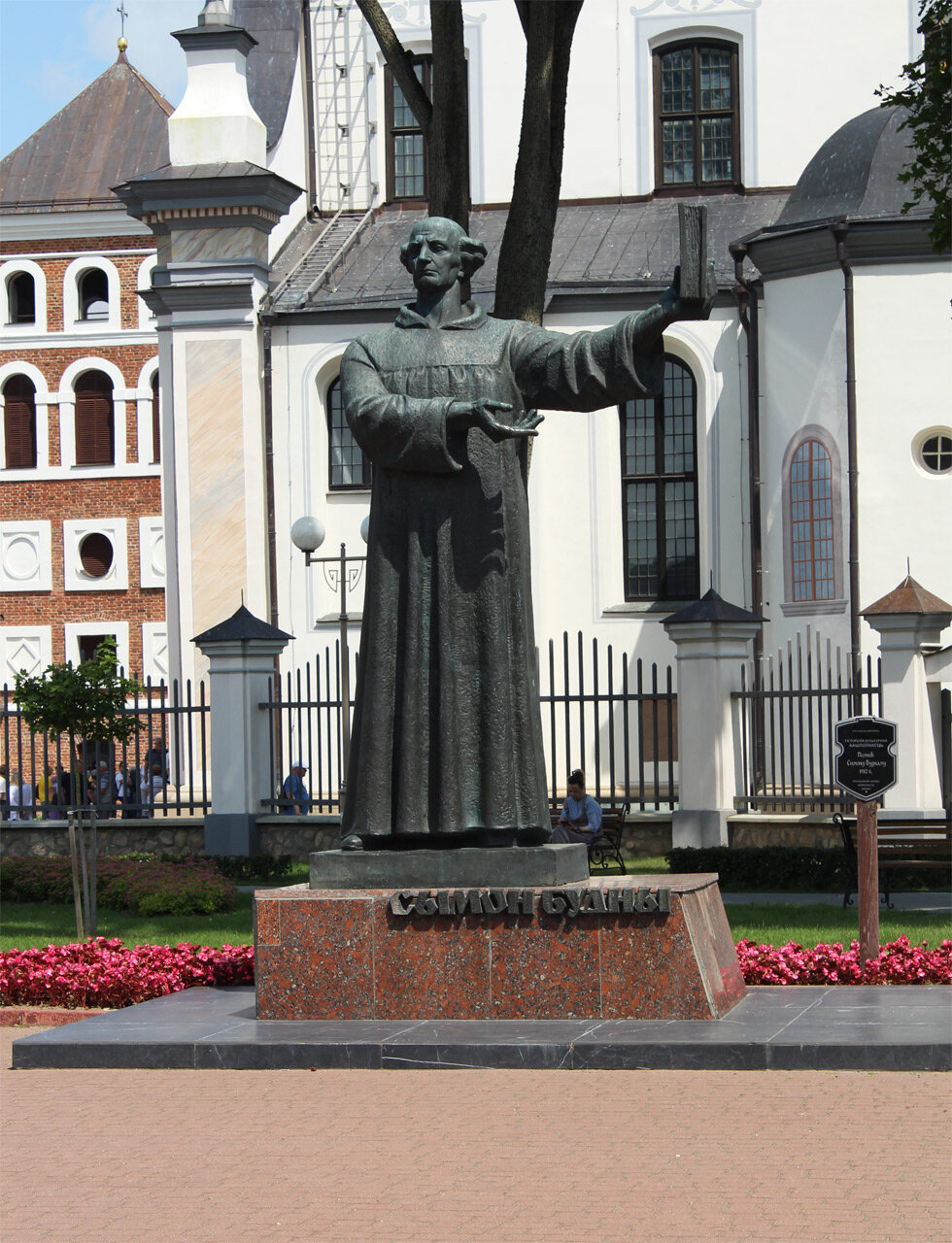 Памятник Симону Будному :: Любовь *** Памятник Симону Будному :: Любовь ***