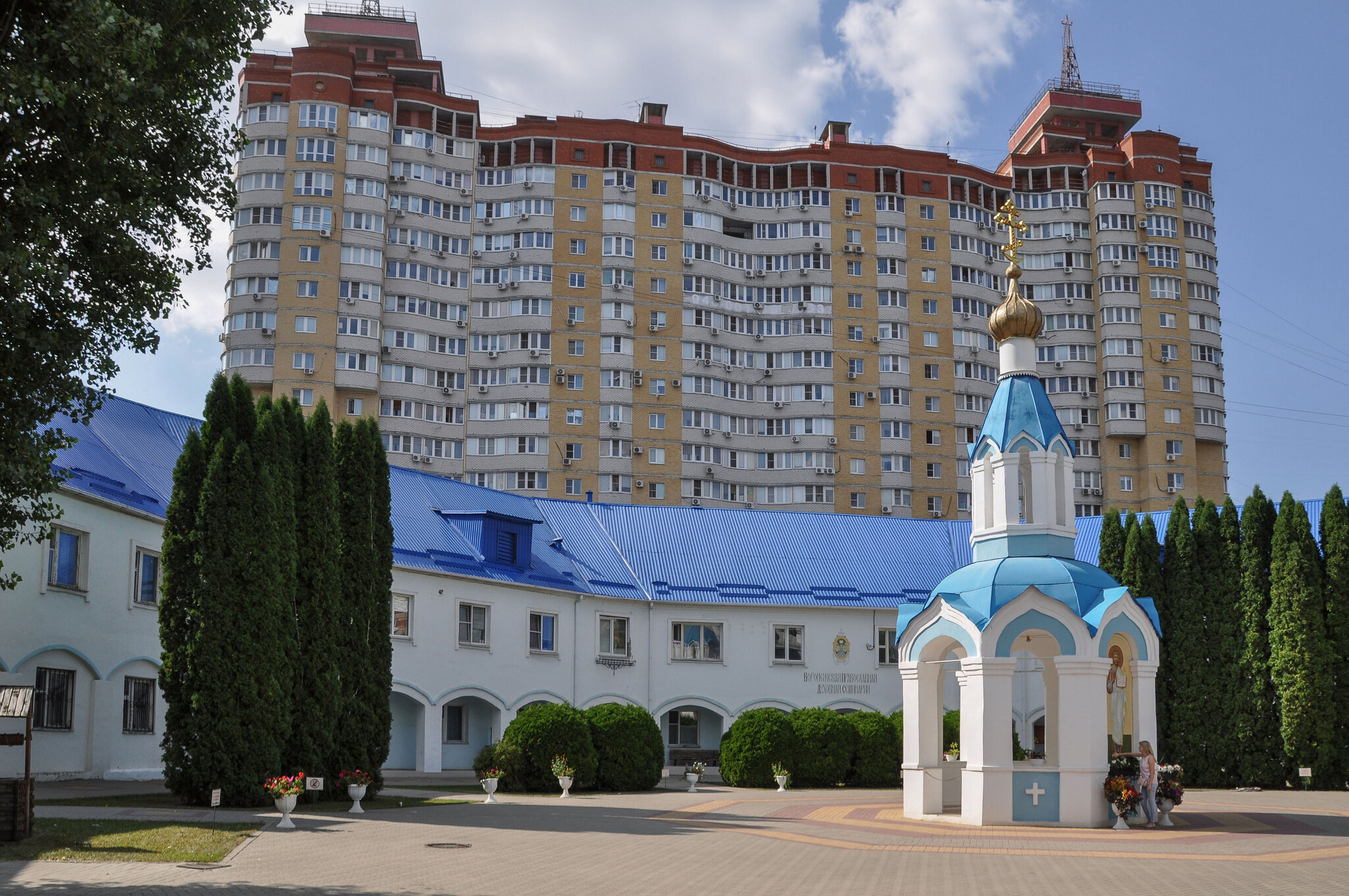 Водосвятная часовня на территории Успенского храма и семинарские корпуса. :: Татьяна Машошина Водосвятная часовня на территории Успенского храма и семинарские корпуса. :: Татьяна Машошина