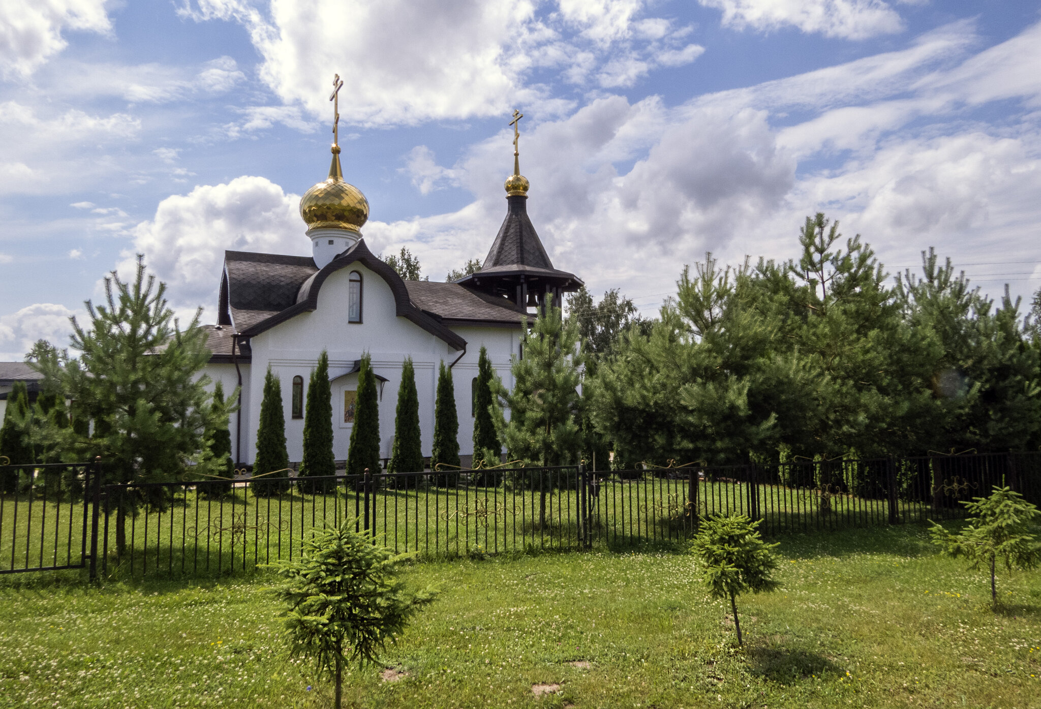 Храм у дороги :: Сергей Цветков Храм у дороги :: Сергей Цветков