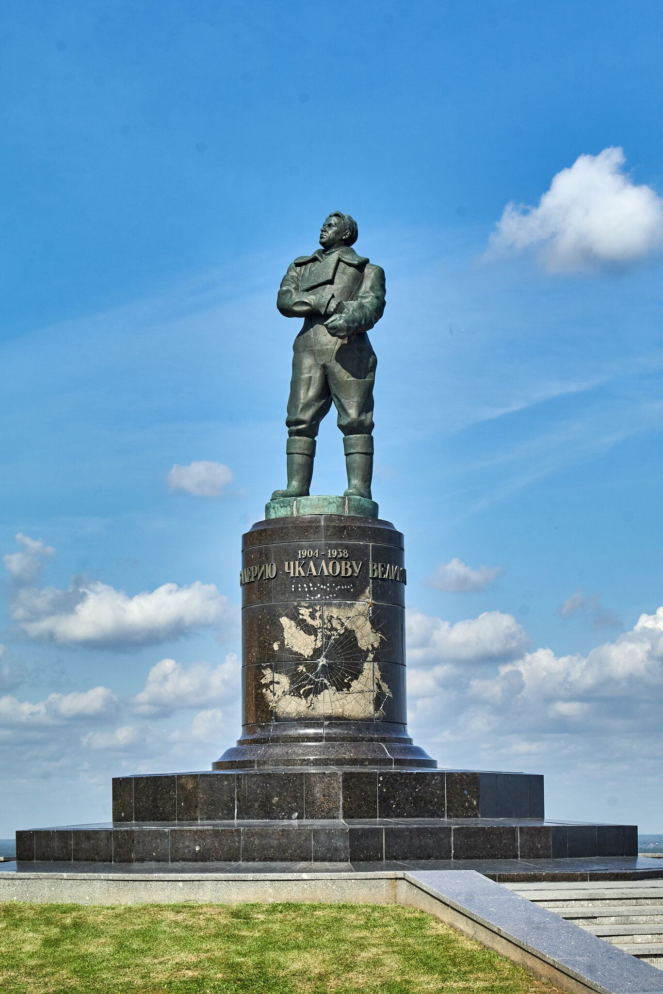 Памятник Валерию Павловичу Чкалову в Нижнем Новгороде :: Алексей Р. Памятник Валерию Павловичу Чкалову в Нижнем Новгороде :: Алексей Р.