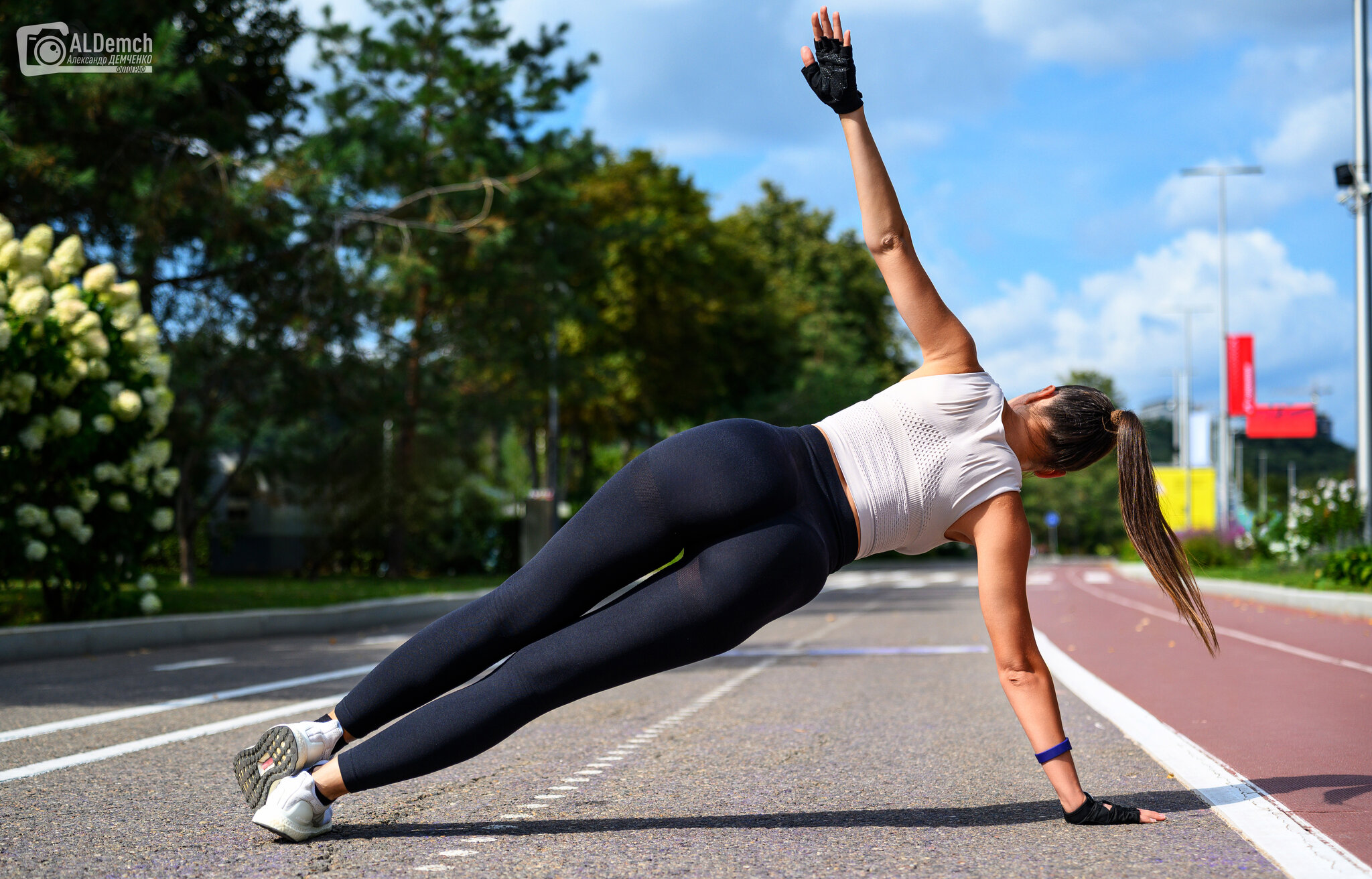 Спортивная фотосессия девушки: поза боковой планки и идея уличной тренировки в Москве :: Александр ALDemch Демченко Спортивная фотосессия девушки: поза боковой планки и идея уличной тренировки в Москве :: Александр ALDemch Демченко