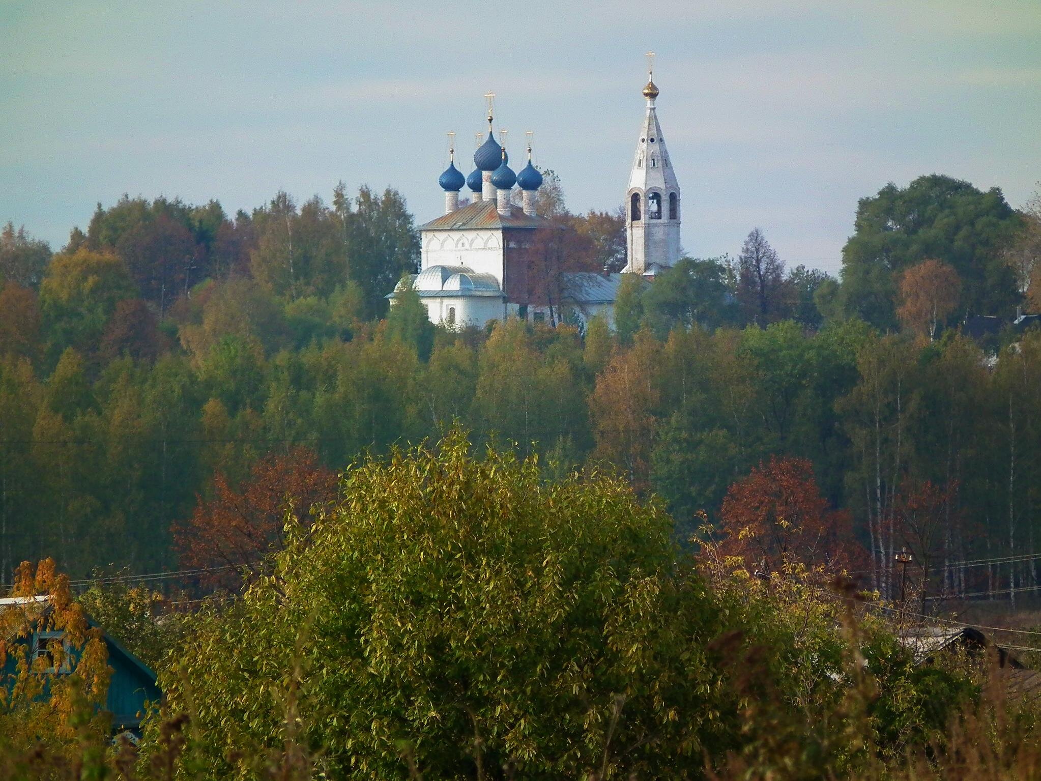 В плену у осени село Лучинское :: Юрий Велицкий В плену у осени село Лучинское :: Юрий Велицкий