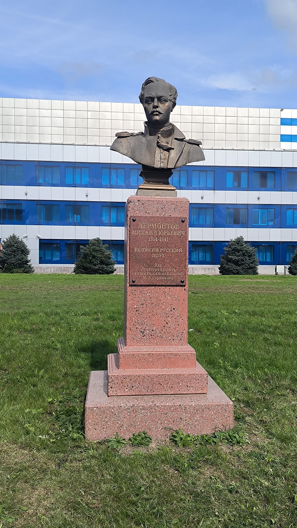 Михаил Юрьевич в аэропорту его имени. :: Ольга Михаил Юрьевич в аэропорту его имени. :: Ольга