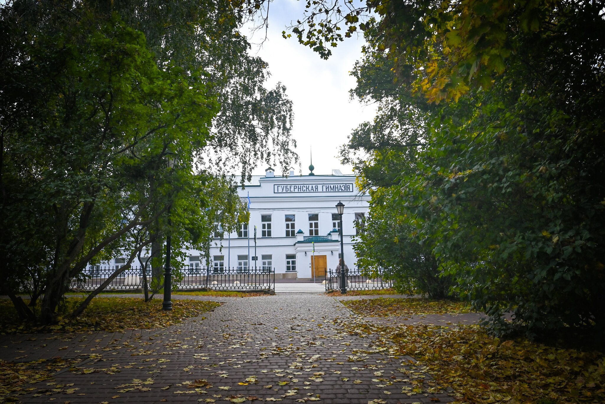 Уличные зарисовки. Сентябрь. Ульяновск. :: Александр Беляков Уличные зарисовки. Сентябрь. Ульяновск. :: Александр Беляков