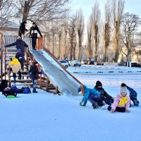 Весело на горке ребятне. :: Восковых Анна Васильевна 