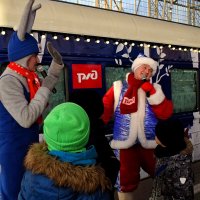 Детвора в восторге от Зайца и Гнома. :: Татьяна Помогалова