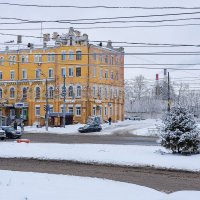 На улице города :: Александр Синдерёв