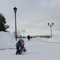 Приятно погулять на набережной,когда вокруг белым бело :: марина ковшова 