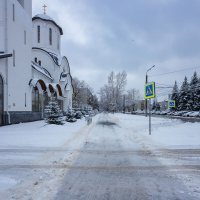 По улице около храма :: Александр Синдерёв