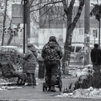 С коляской :: Александр Синдерёв