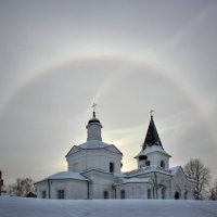 Гало над храмом Воскресения Христова в Тарусе :: Andrey Lomakin