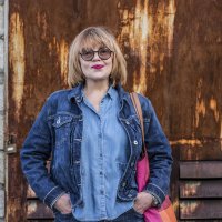 Иринушка & изысканные ржавые двери :: Коля Лукашов