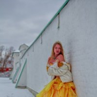 У стены :: Евгений Ермаков
